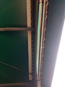 画像：テント倉庫の入り口カーテン修理