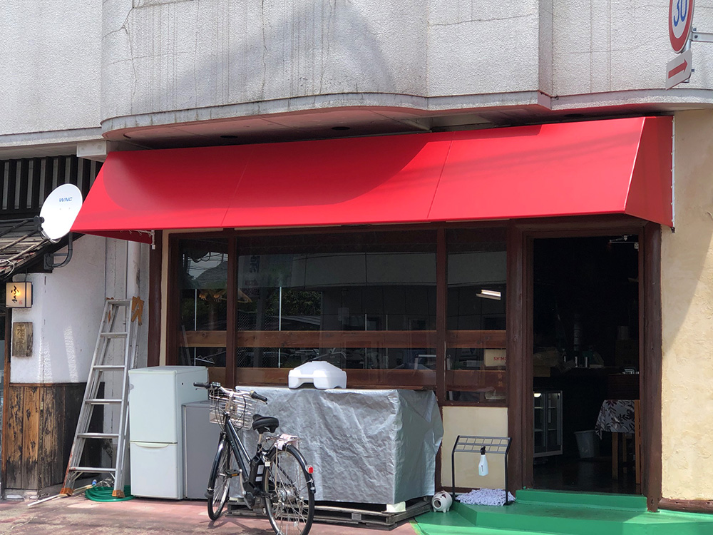 画像：飲食店の既存テント生地張替工事