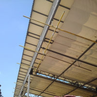 画像：開閉式テント上屋の修理